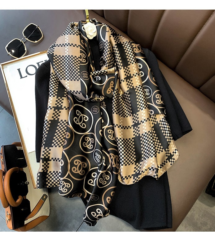 Grand foulard café-noir de satin