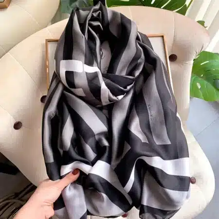 Grand foulard roma noir de soie