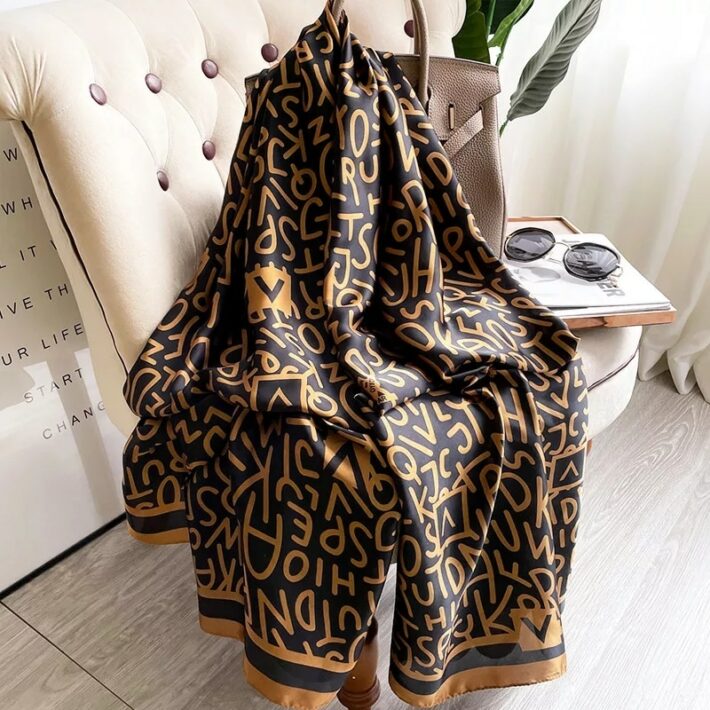 Grande foulard en satin motif lettre bronze