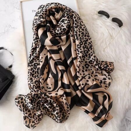 Grand foulard brun léopard de soie