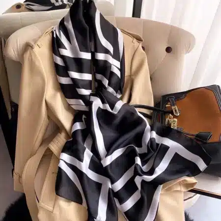 Grand foulard modérno noir de soie