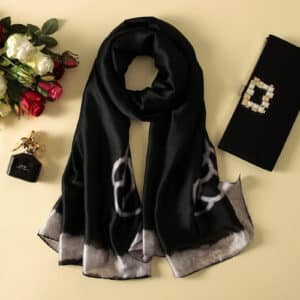 Grand foulard rose noir de soie