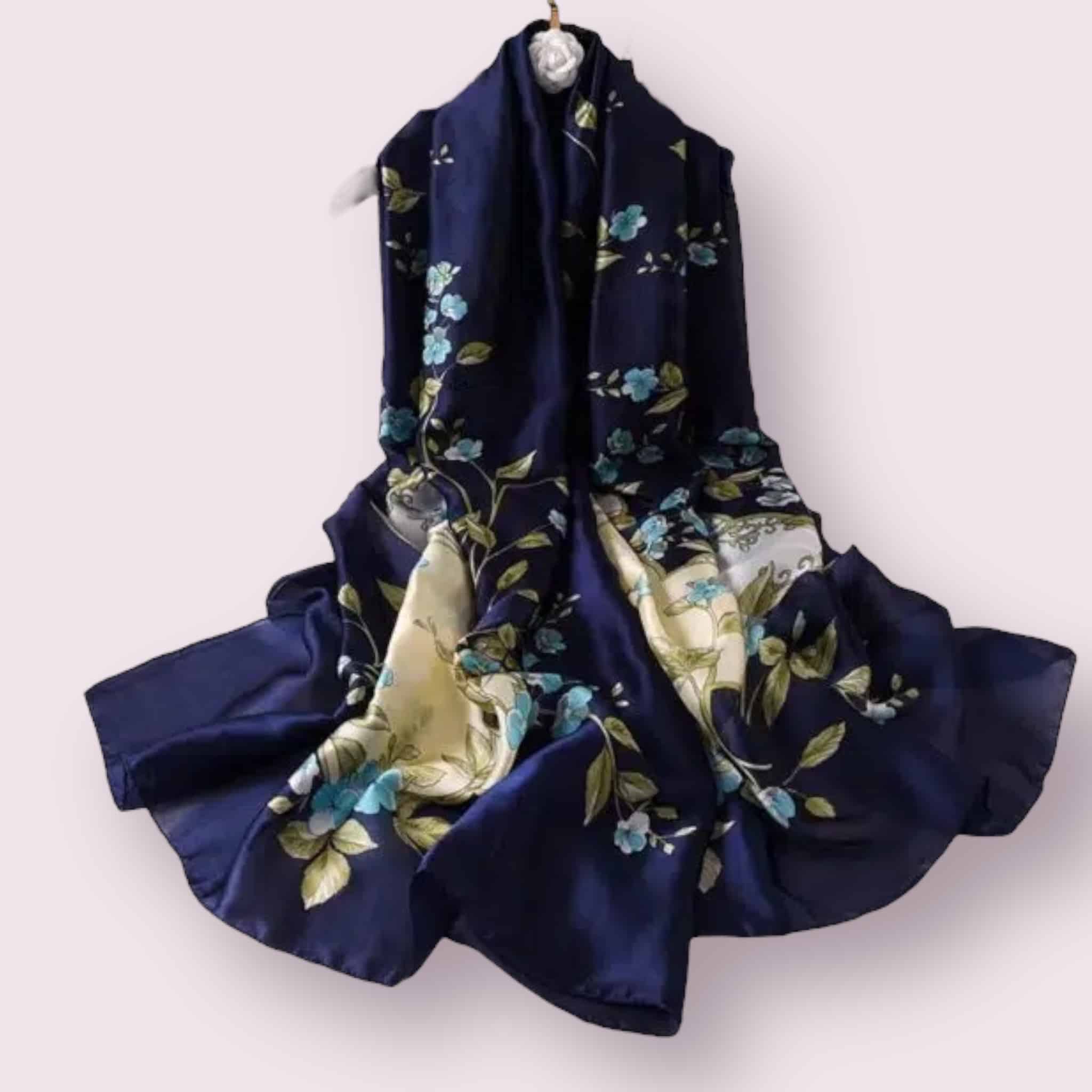 Grand foulard Blue à fleur bleu de soie