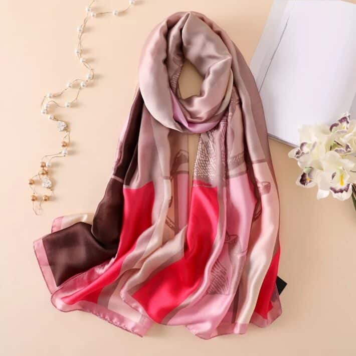 Grand foulard chevale rose de satin