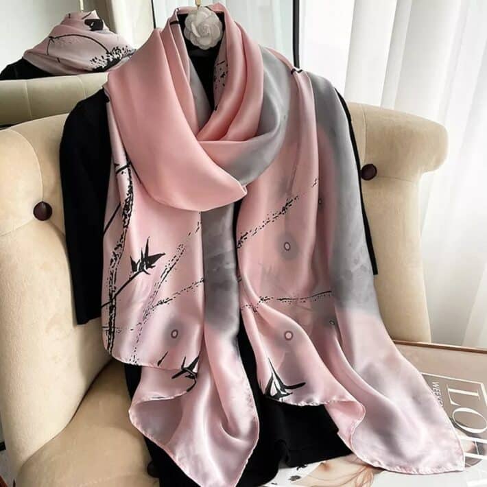 Grand foulard rose d'artiste en soie