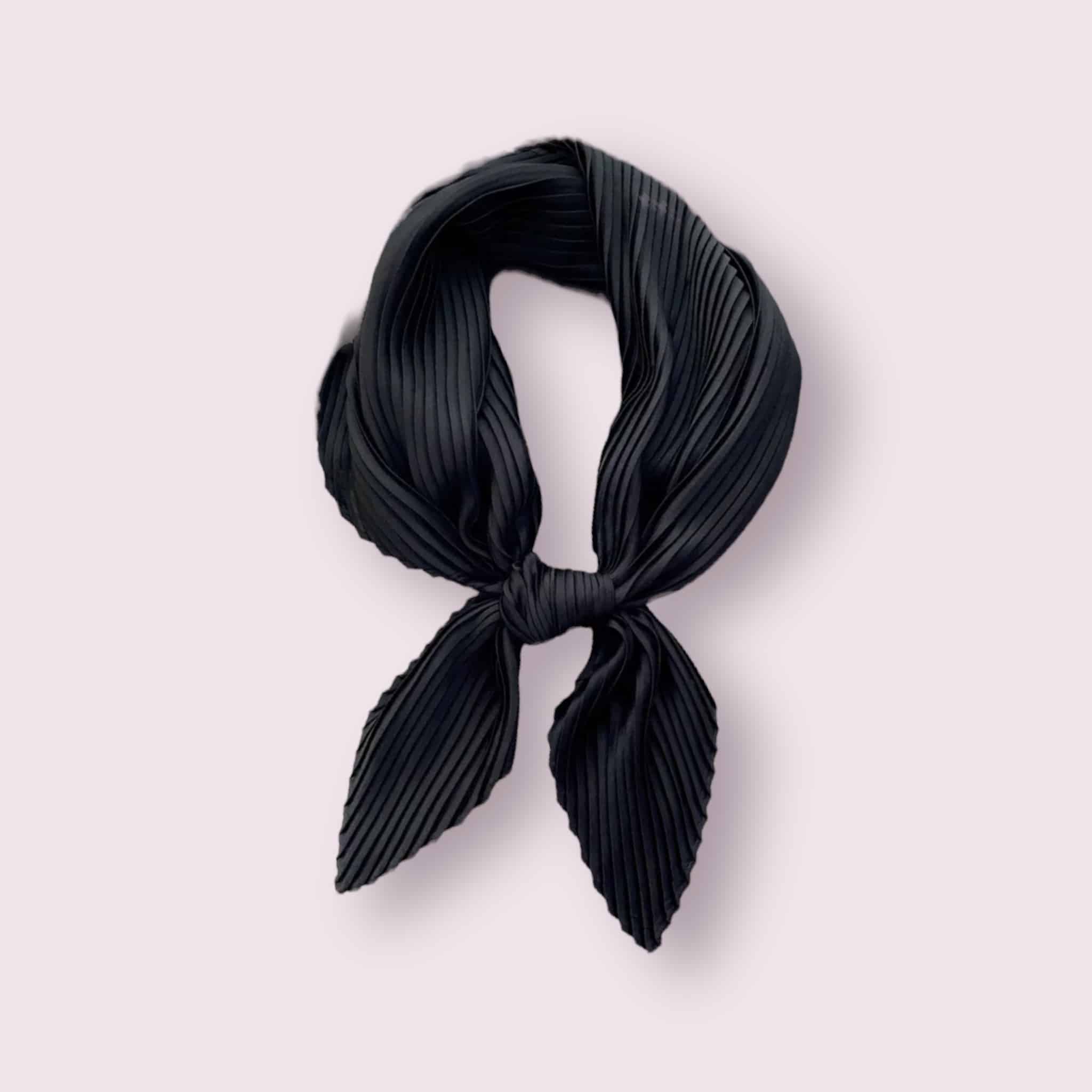 Élégant foulard en satin de couleur noir, délicatement plissé.