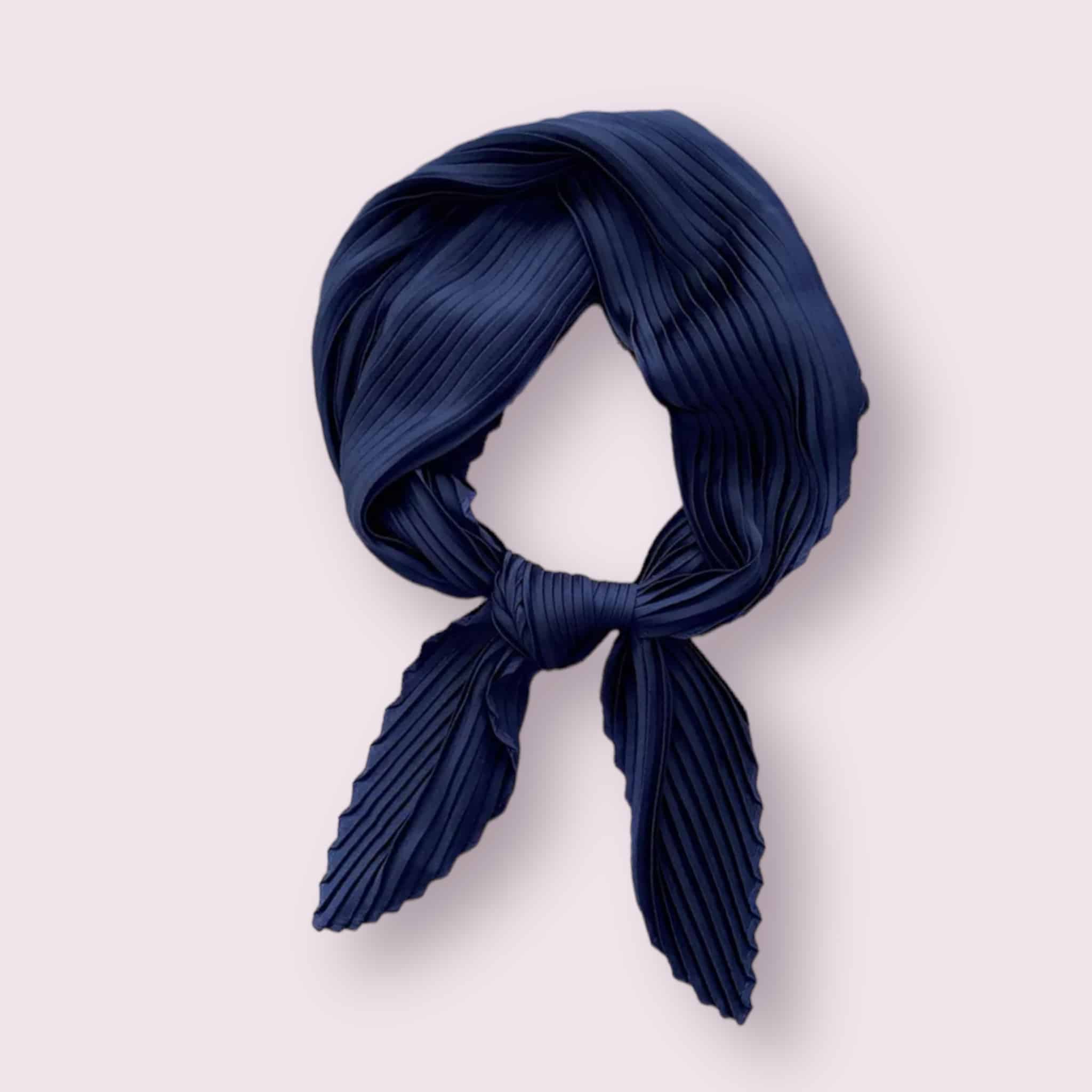 Élégant foulard en satin de couleur bleu nuit, délicatement plissé.