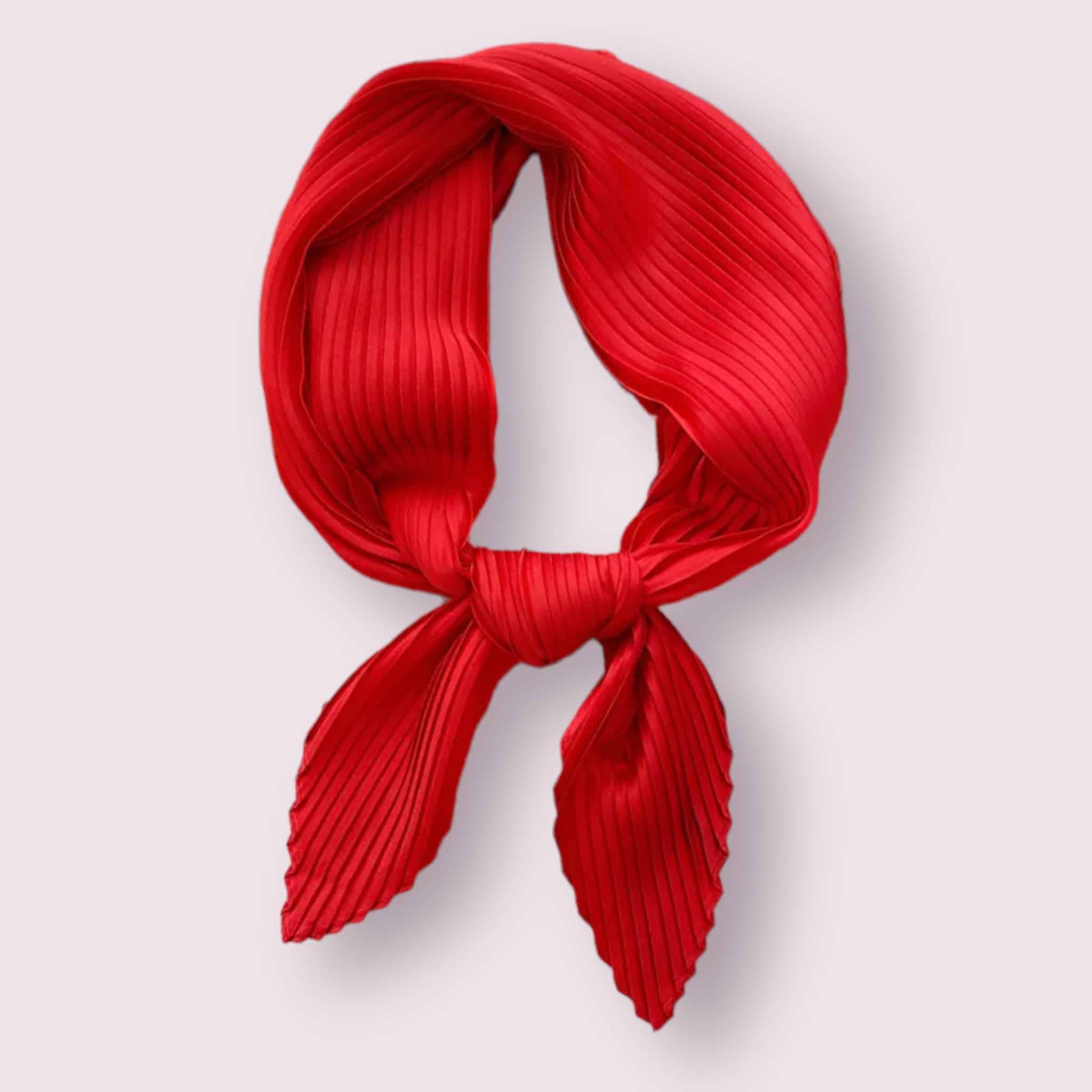 Élégant foulard en satin de couleur rouge, délicatement plissé.