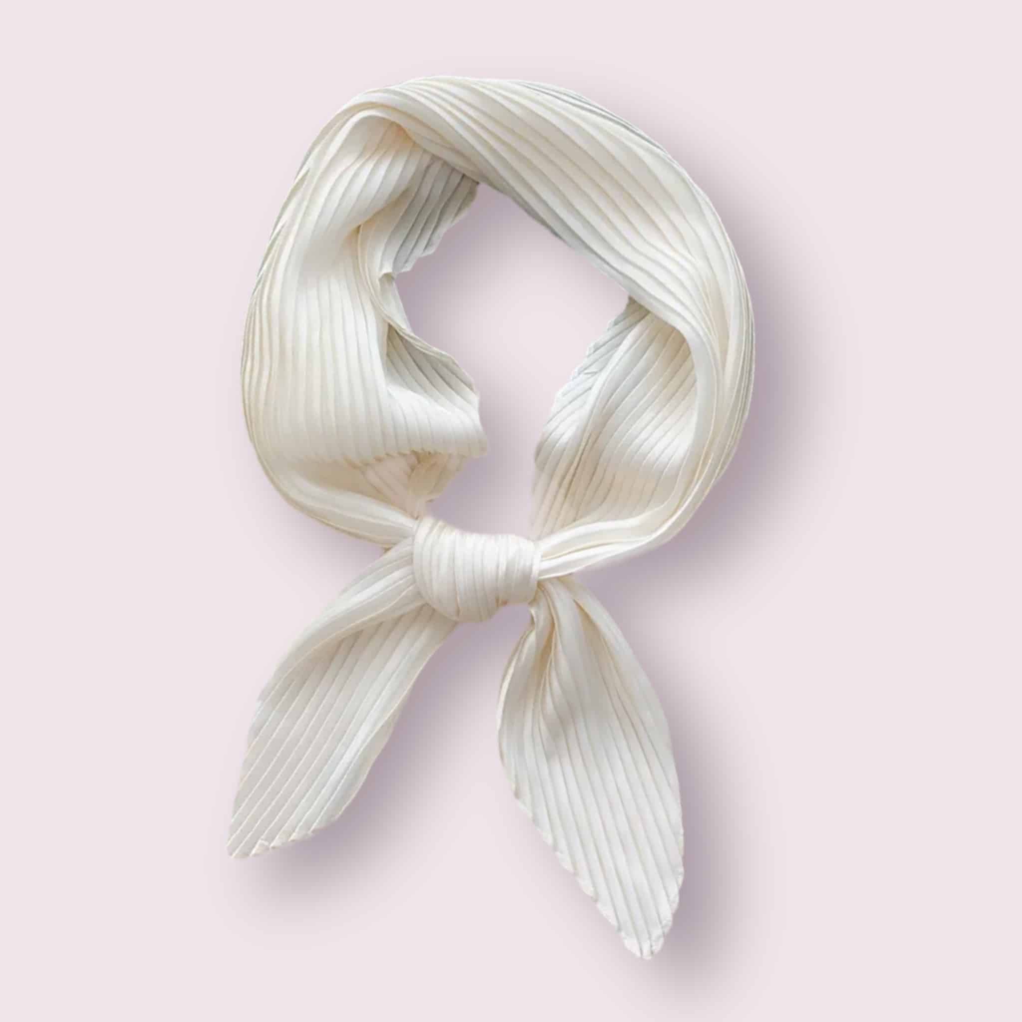 Élégant foulard en satin de couleur blanc, délicatement plissé.