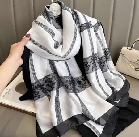 Grand foulard broderie de soie blanc cassé noir