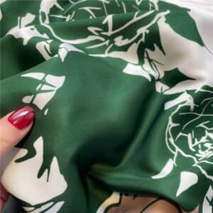 Foulard carré de satin fleure verte